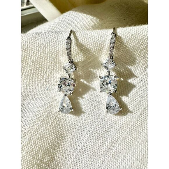 Super sparkly cubic zirconia dangle earrings - Picture 2 of 4